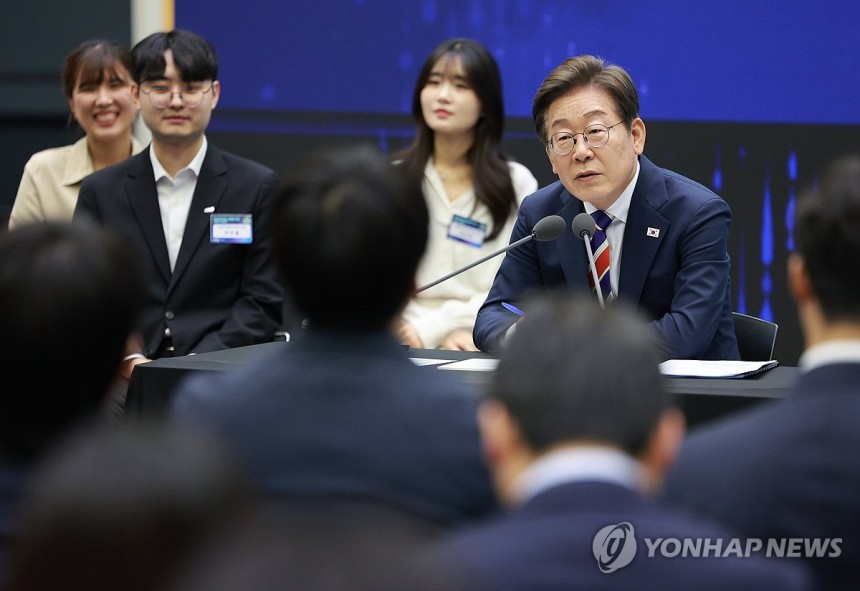 이재명 대통령, 주식시장 불공정거래 근절 현장 간담회
(서울=연합뉴스) 홍해인 기자 = 이재명 대통령이 11일 서울 영등포구 한국거래소에서 열린 주식시장 불공정거래 근절을 위한 현장 간담회에서 참석자 질문에 답하고 