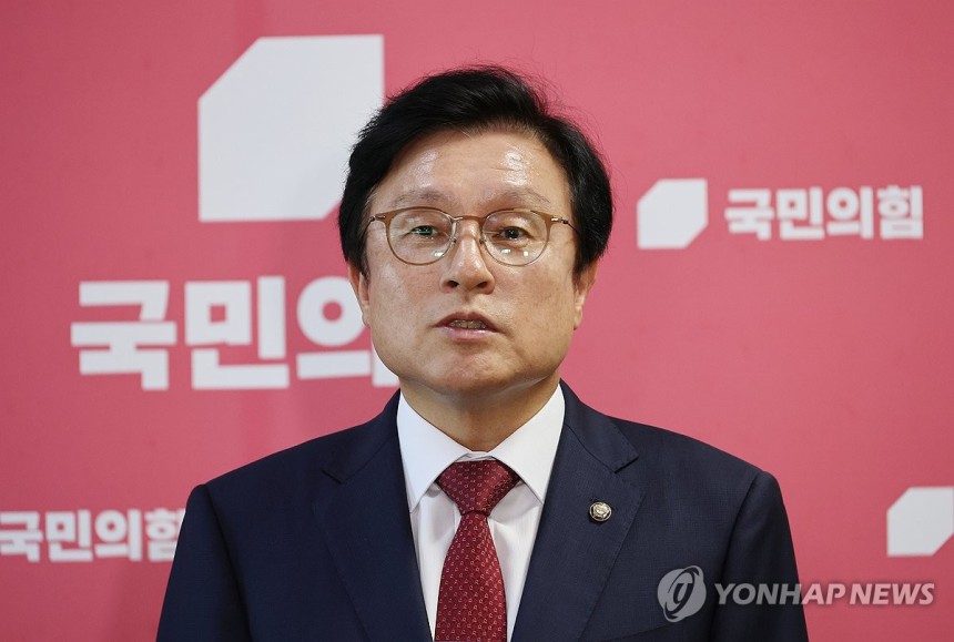 오후 국힘 의총 취소 관련 브리핑하는 박형수 원내수석부대표
(서울=연합뉴스) 박동주 기자 = 국민의힘 박형수 원내수석부대표가 11일 서울 여의도 국회에서 오후 의원총회 취소 관련 브리핑을 하고 있다. 2025.6.1