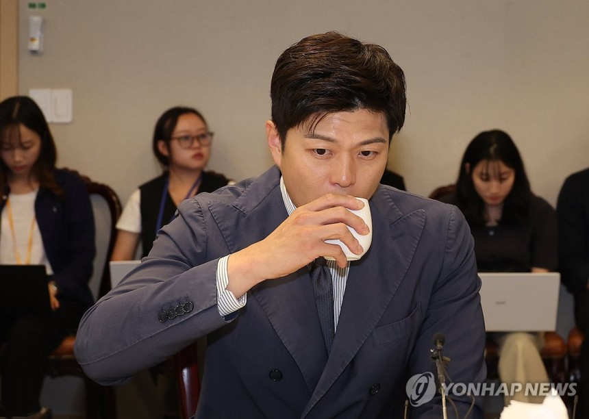 물 마시는 김용태 비상대책위원장
(서울=연합뉴스) 박동주 기자 = 국민의힘 김용태 비상대책위원장이 11일 서울 여의도 한 식당에서 열린 당 상임고문단과의 회의에 참석해 물을 마시고 있다. 2025.6.11 pdj66