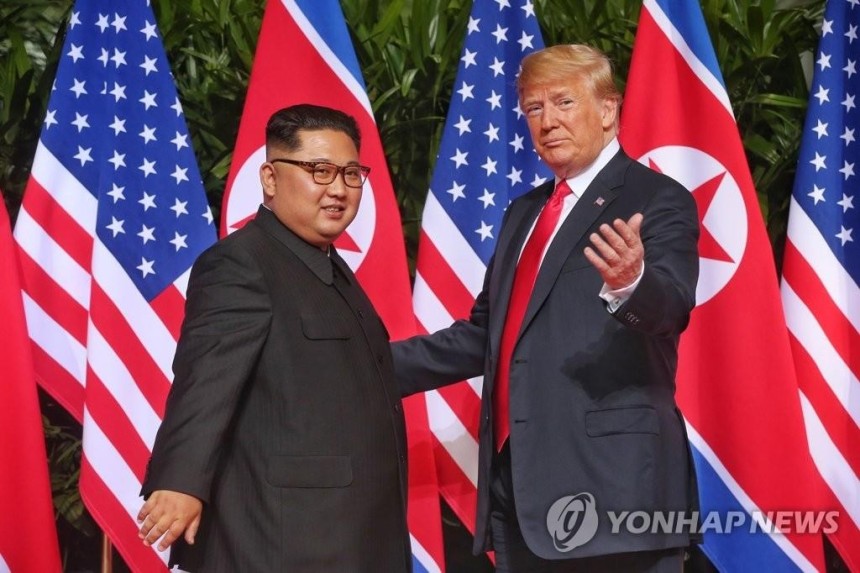 2018년 6월 싱가포르서 만난 트럼프와 김정은
[싱가포르 통신정보부·연합뉴스 자료사진]
