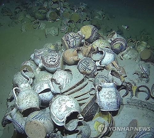 프랑스 해저 2천500ｍ에서 발견된 난파선 잔해들
[AFP 연합뉴스 자료사진. 재판매 및 DB 금지]