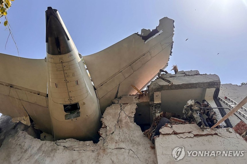 에어인디아 여객기 추락 현장
[AFP 연합뉴스 자료사진. 재배포 및 판매 금지]