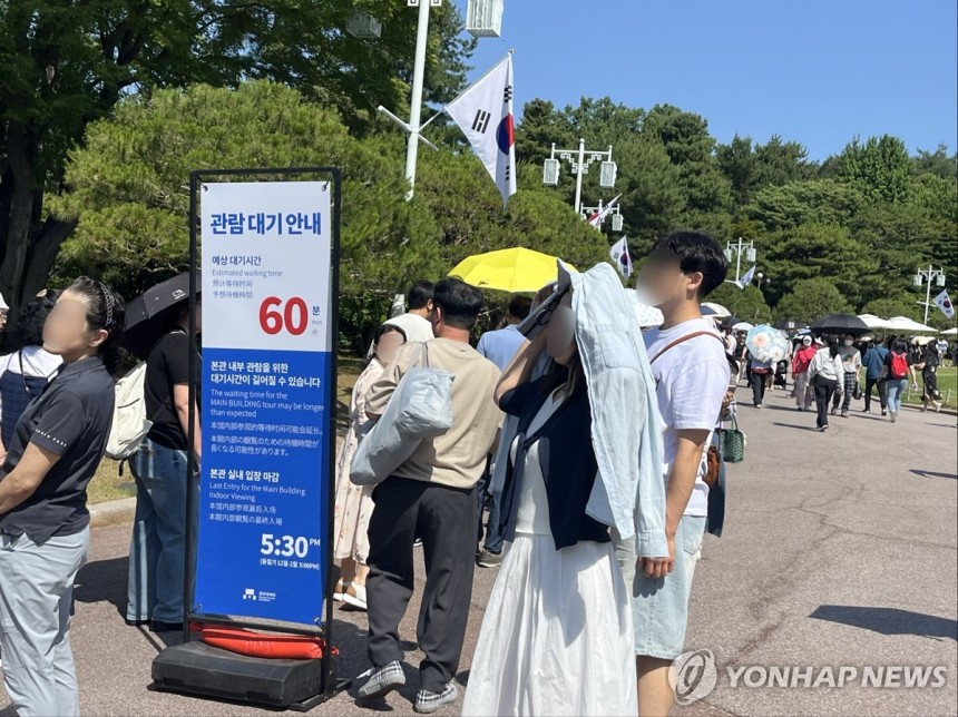 청와대 관람객 대기줄
(서울=연합뉴스) 최혜정 인턴기자 = 지난 11일 청와대 본관 입장을 위한 대기줄이 길게 늘어섰다. 대기줄 초반에는 '관람 대기 안내 60분'이 적힌 안내판에 세워져 있었다. 2025.6.12