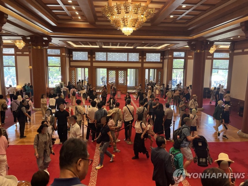 청와대 본관 로비로 들어온 관람객들
(서울=연합뉴스) 최혜정 인턴기자 = 지난 11일 관람객들이 청와대 본관 로비로 들어와 자유롭게 관람하고 있다. 2025.6.12