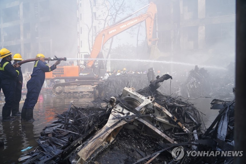 에어인디아 여객기 추락 현장
[EPA 연합뉴스 자료사진. 재배포 및 판매 금지]