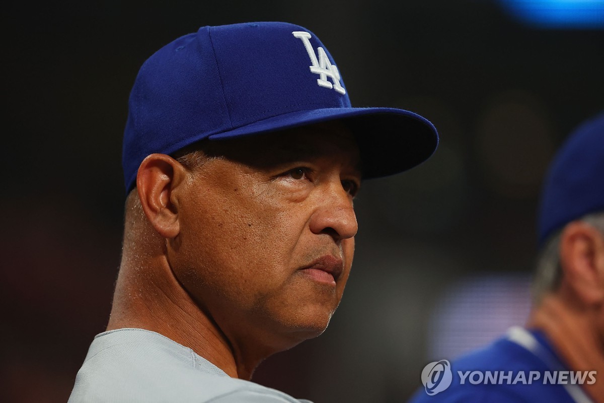 다저스 로버츠 감독 "<b>김혜성</b>, 송구 실책 원인은 <b>팔꿈치 통증</b>"