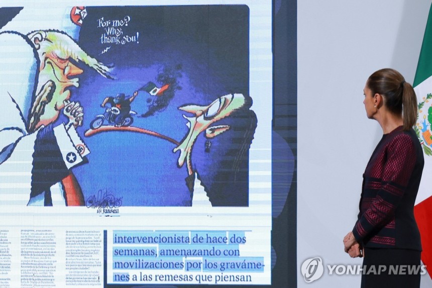 11일(현지시간) 기자회견에서 미국 정치풍자물 바라보는 멕시코 대통령
[멕시코시티 로이터=연합뉴스. 재판매 및 DB 금지]