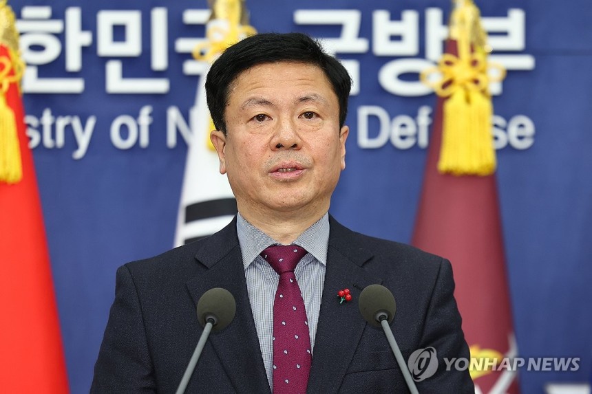정례 브리핑하는 전하규 국방부 대변인
(서울=연합뉴스) 서대연 기자 = 전하규 국방부 대변인이 16일 오전 서울 용산구 국방부에서 정례브리핑을 하고 있다. 2024.12.16 dwise@yna.co.kr