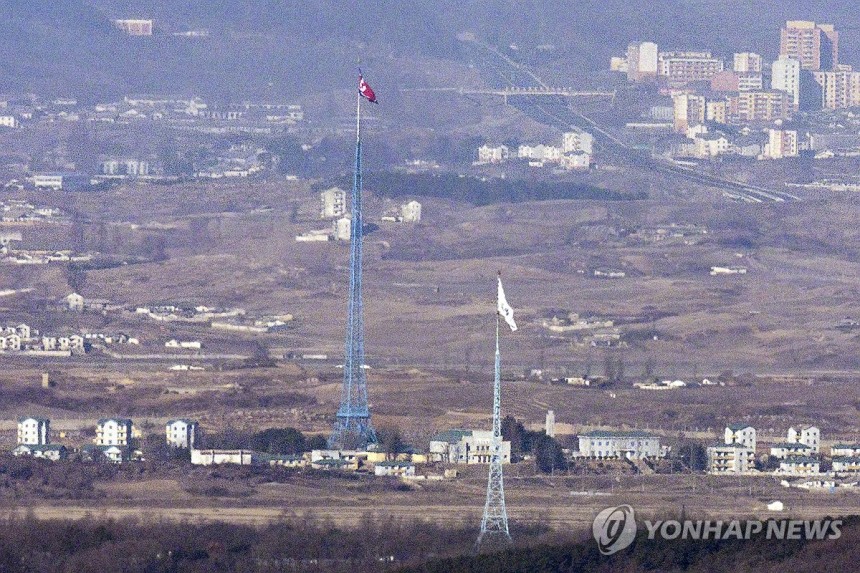 펄럭이는 태극기와 인공기
[연합뉴스 자료사진]