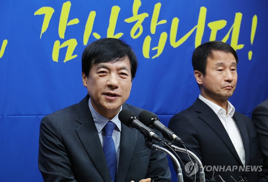 발언하는 민주당 이성윤 의원
(전주=연합뉴스) 임채두 기자 = 더불어민주당 이성윤 의원이 7일 전북특별자치도의회에서 열린 '전북 국회의원 합동 기자회견'에서 발언하고 있다. 2025.4.7 doo@yna.co.kr