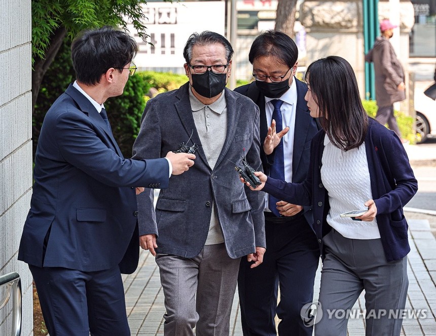 '건진법사' 전성배 씨 지방선거 공천헌금 의혹 공판 출석
(서울=연합뉴스) 황광모 기자 = 2018년 지방선거 공천헌금 의혹 혐의를 받는 '건진법사' 전성배 씨가 12일 서울 양천구 서울남부지법에서 열린 1심 두 번