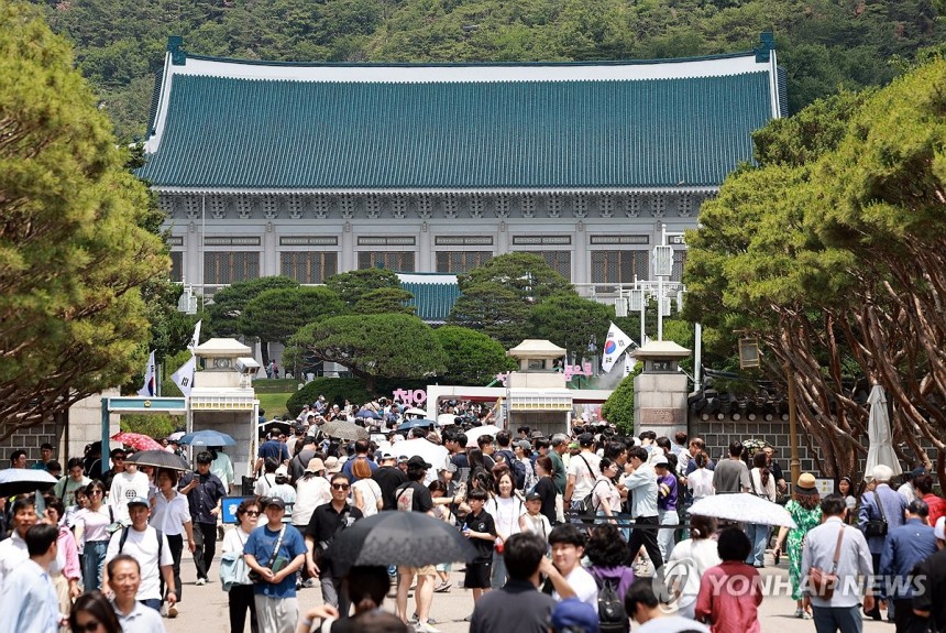 청와대 찾은 관람객들
(서울=연합뉴스) 신현우 기자 = 지난 8일 서울 종로구 청와대가 관람객으로 붐비고 있다. 2025.6.12 nowwego@yna.co.kr