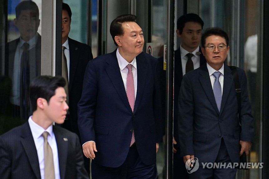 법정 나서는 윤석열 전 대통령
(서울=연합뉴스) 윤석열 전 대통령이 9일 서울 서초구 서울중앙지방법원에서 열린 내란 우두머리 혐의·직권남용 권리행사 방해 혐의 사건 6차 공판에 출석한 뒤 법정을 나서고 있다. 202
