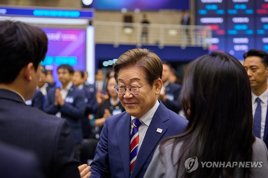 이재명 대통령, 주식시장 불공정거래 근절 현장 간담회
(서울=연합뉴스) 홍해인 기자 = 대통령실은 이재명 대통령이 11일 서울 영등포구 한국거래소에서 열린 주식시장 불공정거래 근절을 위한 현장 간담회에 참석한 모습을