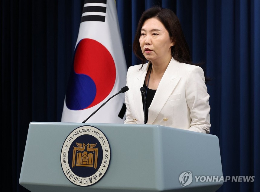 현안 설명하는 강유정 대변인
(서울=연합뉴스) 한상균 기자 = 강유정 대통령실 대변인이 12일 용산 대통령실에서 현안 관련 설명을 하고 있다. 2025.6.12 xyz@yna.co.kr