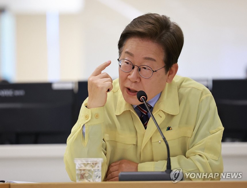 이재명 대통령, 장마 대비 현장 점검
(서울=연합뉴스) 홍해인 기자 = 이재명 대통령이 12일 서울 서초구 한강홍수통제소에서 수해(장마) 대비 현장 점검 회의를 주재하고 있다. 2025.6.12 hihong@yna.