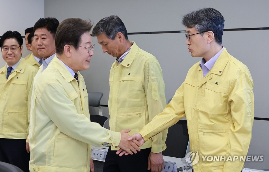 이재명 대통령, 한강홍수통제소 방문
(서울=연합뉴스) 홍해인 기자 = 이재명 대통령이 12일 서울 서초구 한강홍수통제소에서 수해(장마) 대비 현장 점검 회의 전 참석자들과 악수하고 있다. 2025.6.12 hihon