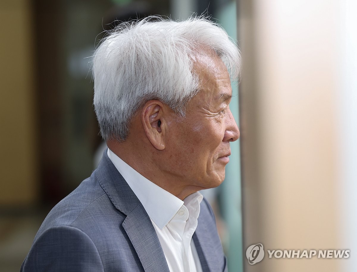 대기 장소로 향하는 <b>광주FC 노동일 대표이사</b>