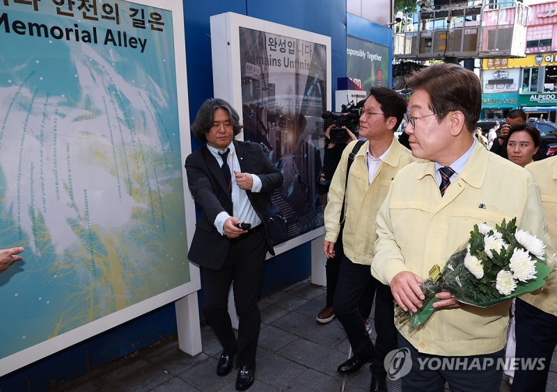 李대통령, <b>이태원 참사</b> 현장 방문…"안전 마인드 통째로 바꿔야"(종합)