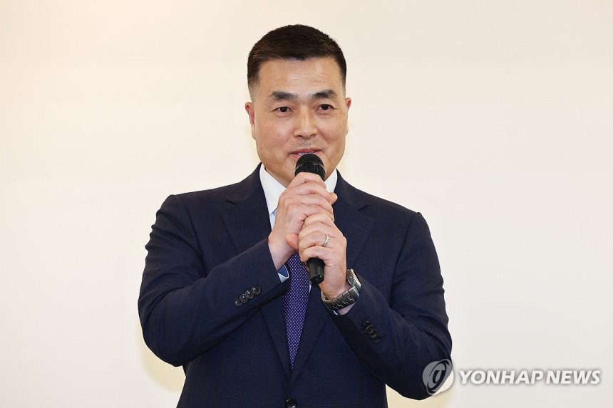 박종철 인권상 시상식서 격려사하는 박정훈 전 대령
(서울=연합뉴스) 서대연 기자 = 박정훈 전 해병대 수사단장(대령)이 12일 서울 중구 새길기독사회문화원에서 열린 제21회 박종철 인권상 시상식에서 격려사를 하고 있