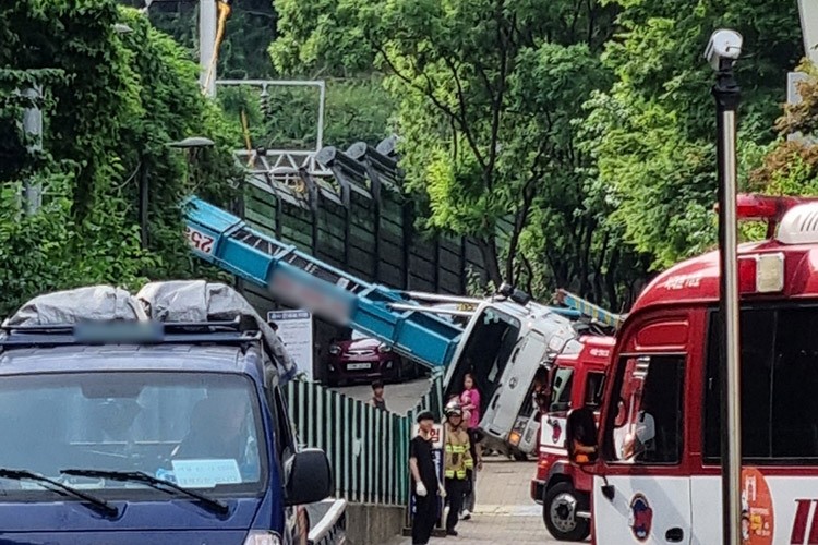 사다리차 넘어지며 전기선 건드려…출근길 <b>경의선</b>·<b>KTX</b> <b>중단</b>(종합)