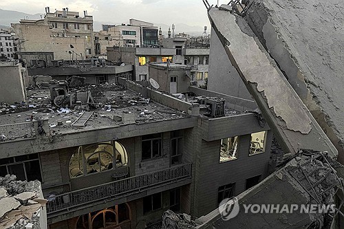 이스라엘 공습에 부서진 이란 테헤란의 한 건물 모습
[AFP 연합뉴스 자료사진. 재판매 및 DB 금지]