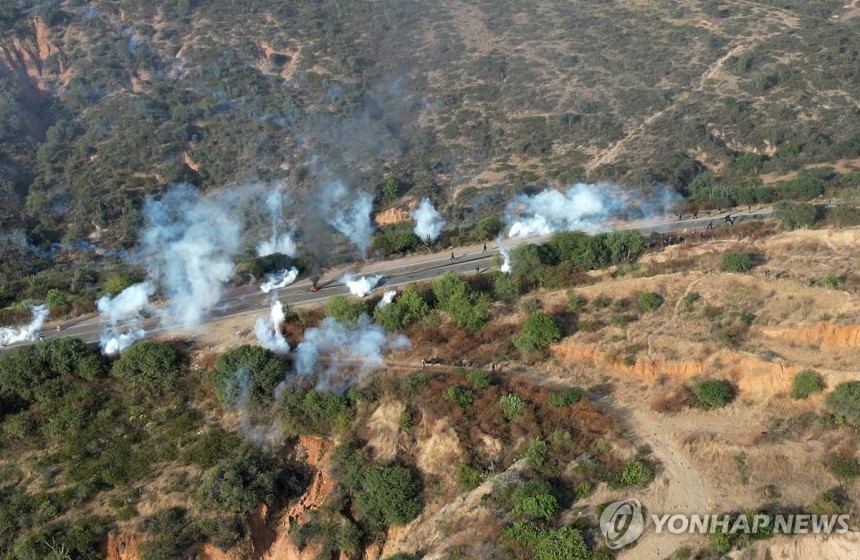 볼리비아 전 대통령 지지자들의 도로 봉쇄 현장
[피르케 AFP 연합뉴스. 재판매 및 DB 금지]