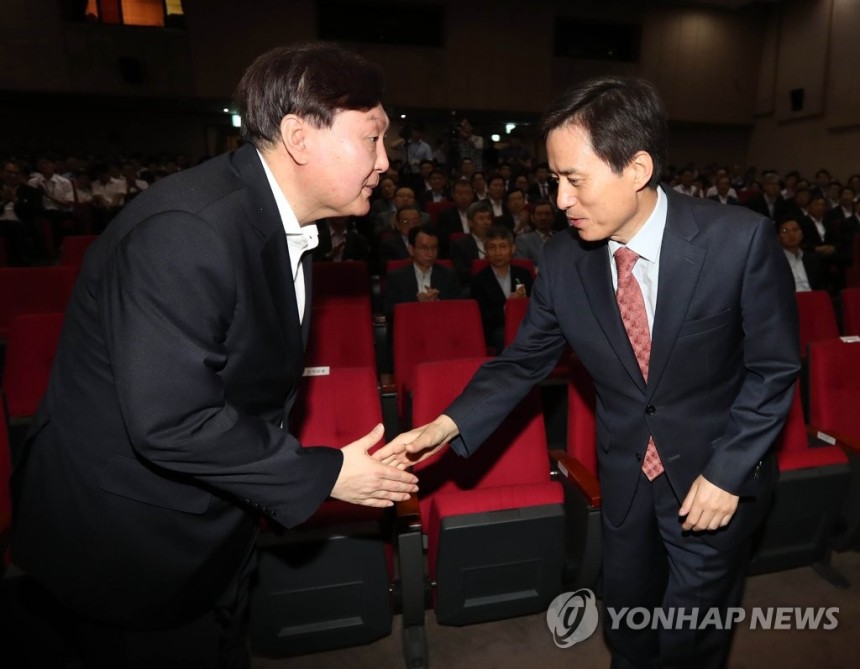2017년 8월 서울고검장 취임식에서 윤석열 당시 중앙지검장(왼쪽)과 악수하는 조은석 내란특검
[연합뉴스 자료사진]