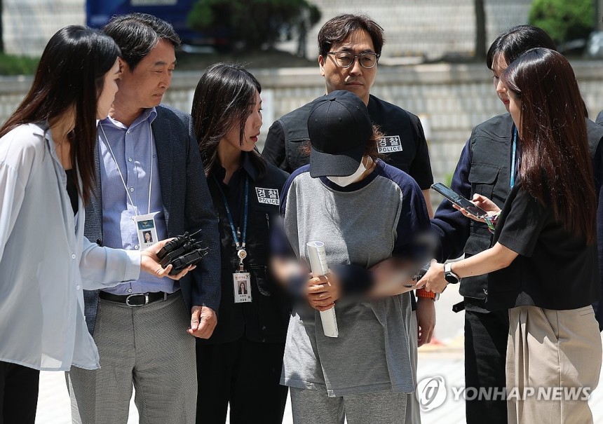 고개 떨군 '남편 명의 대리투표' 선거사무원
(서울=연합뉴스) 김성민 기자 = 21대 대통령선거 사전투표 첫날 남편 명의로 대리투표를 해 공직선거법상 사위투표 혐의를 받는 선거사무원 박씨가 1일 구속 전 피의자 심문