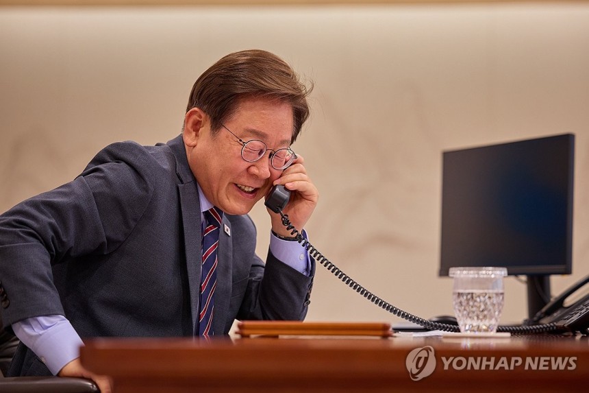 이재명 대통령, 앤서니 앨버니지 호주 총리와 전화 통화
(서울=연합뉴스) 이재명 대통령이 12일 서울 용산 대통령실 청사 집무실에서 앤서니 앨버니지 호주 총리와 전화 통화를 하고 있다. 2025.6.12 [대통령실 