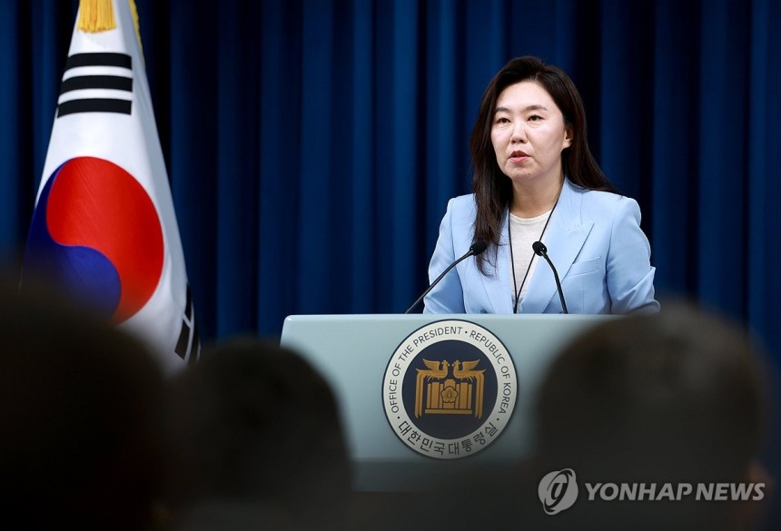 강유정 대통령실 대변인 현안 브리핑
(서울=연합뉴스) 홍해인 기자 = 강유정 대통령실 대변인이 13일 서울 용산 대통령실 청사에서 현안 브리핑을 하고 있다. 2025.6.13 hihong@yna.co.kr