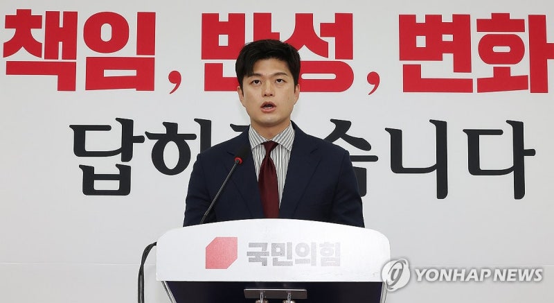 <b>입장 발표</b>하는 <b>김용태</b> 비대위원장