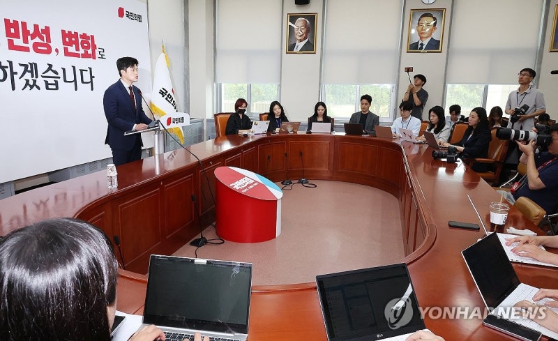 <b>입장 발표</b>하는 <b>김용태</b> 비대위원장