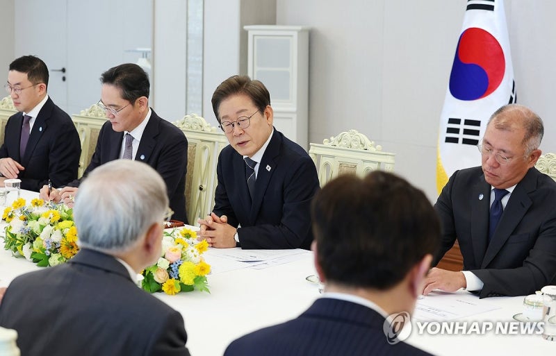 李<b>대통령</b>, 재계총수 만나 "경제 핵심은 <b>기업</b>…적극 <b>지원</b>하겠다"