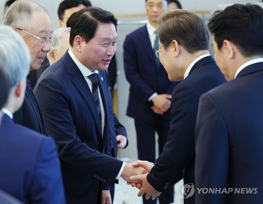 이재명 대통령, 최태원 대한상의 회장과 인사
(서울=연합뉴스) 홍해인 기자 = 이재명 대통령이 13일 서울 용산 대통령실에서 열린 6경제단체·기업인 간담회에서 최태원 SK그룹 회장 겸 대한상공회의소 회장과 악수하고 