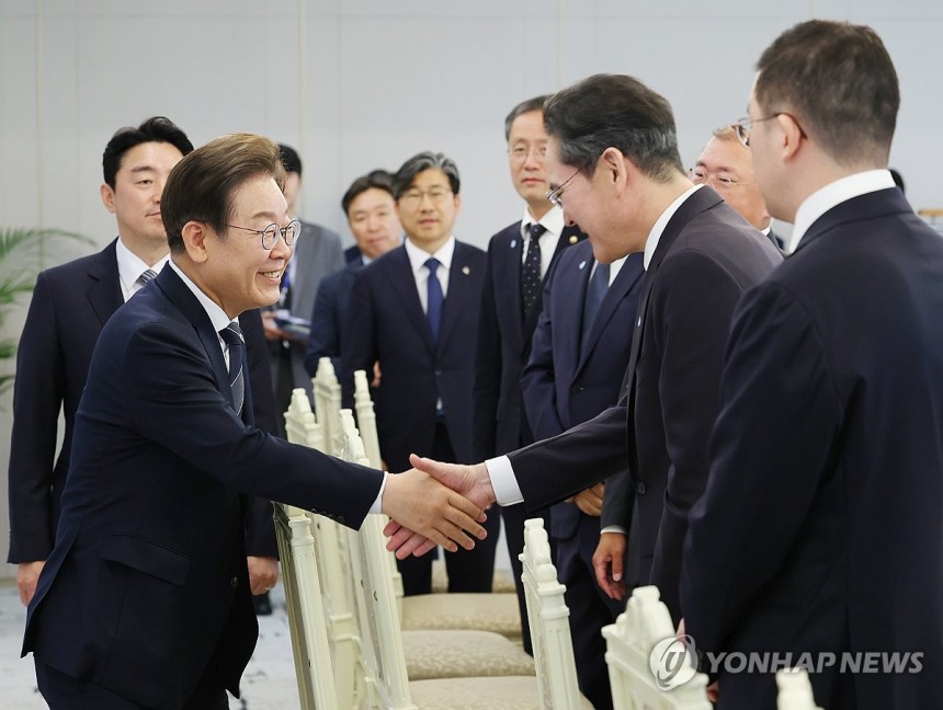 이재명 대통령, 이재용 삼성전자 회장과 인사
(서울=연합뉴스) 홍해인 기자 = 이재명 대통령이 13일 서울 용산 대통령실에서 열린 6경제단체·기업인 간담회에서 이재용 삼성전자 회장과 악수하고 있다. 2025.6.13
