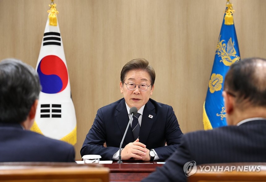 이재명 대통령, 경제안보 긴급 점검
(서울=연합뉴스) 한상균 기자 = 이재명 대통령이 13일 용산 대통령실에서 이스라엘의 이란 공습관련 경제안보 긴급 점검회의를 하고 있다. 2025.6.13 [대통령통신사진기자단] 