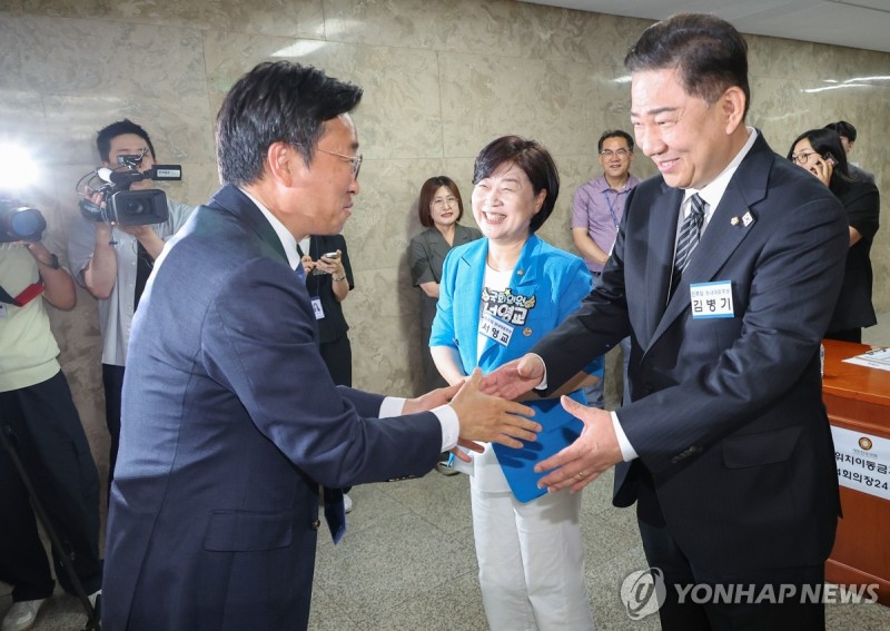 인사하는 <b>김병기</b>·<b>서영교</b> 의원