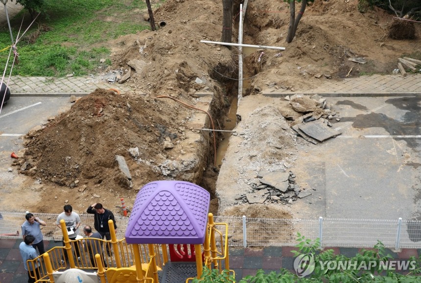 강남 은마아파트 공사장서 작업자 매몰사고
(서울=연합뉴스) 황광모 기자 = 13일 오후 서울 강남구 대치동 은마아파트 하수관 교체 공사 현장에서 매몰 사고가 발생해 작업자 2명이 병원에 이송됐다. 소방 당국에 따르면