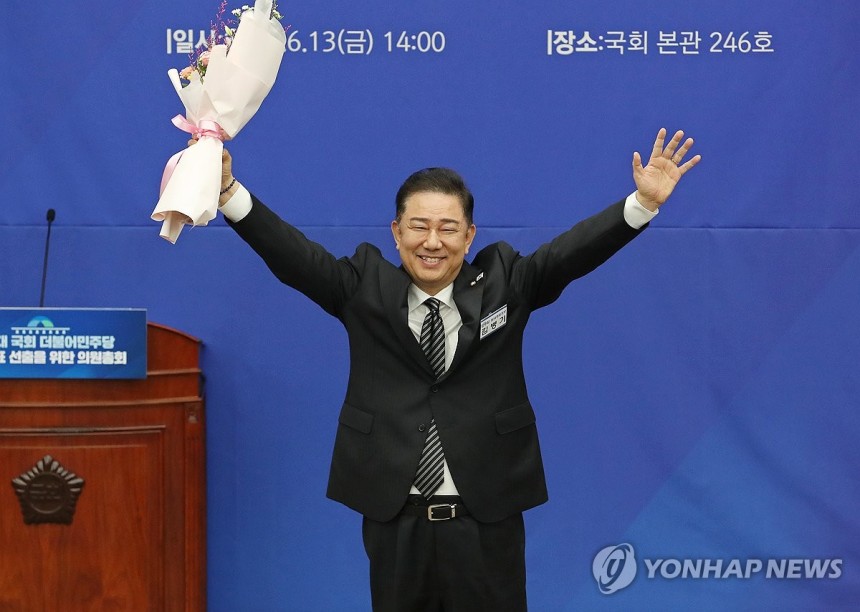 더불어민주당 원내대표로 당선된 김병기 의원
(서울=연합뉴스) 류영석 기자 = 더불어민주당 원내대표로 당선된 김병기 의원이 13일 국회 의원총회 회의장에서 감사 인사를 하고 있다. 2025.6.13 [공동취재] ond