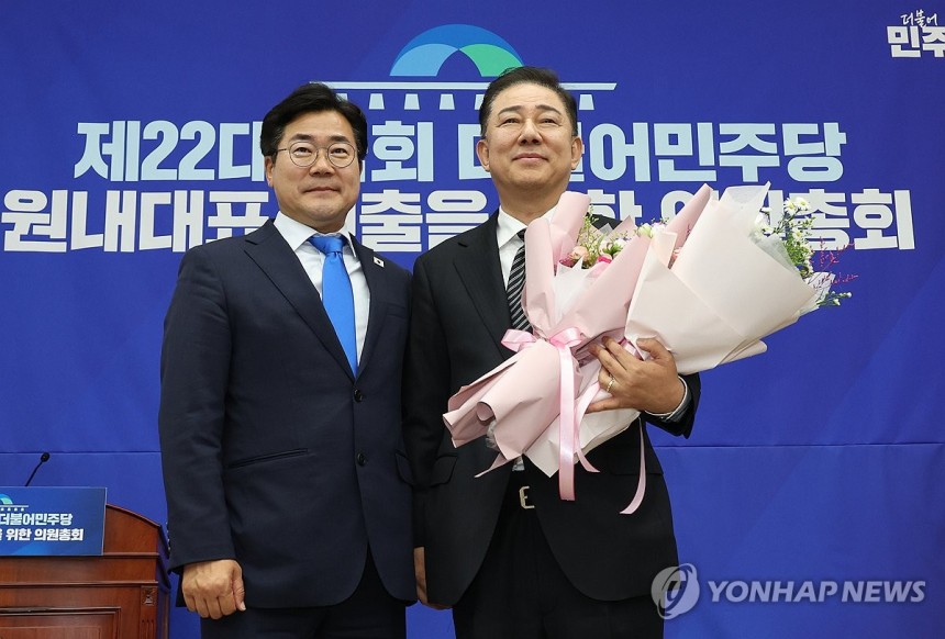 박찬대 원내대표와 기념촬영하는 김병기 의원
(서울=연합뉴스) 류영석 기자 = 더불어민주당 원내대표로 당선된 김병기 의원이 13일 국회 의원총회 회의장에서 박찬대 원내대표와 기념촬영을 하고 있다. 2025.6.13 [
