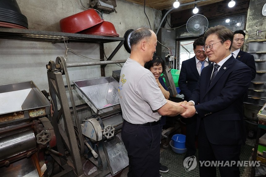 이재명 대통령, 기본소득 실시지역 방문
(연천=연합뉴스) 홍해인 기자 = 이재명 대통령이 13일 기본소득 실시지역 현황점검을 위해 방문한 경기도 연천군의 한 방앗간에서 주인과 대화하고 있다. 2025.6.13 hih