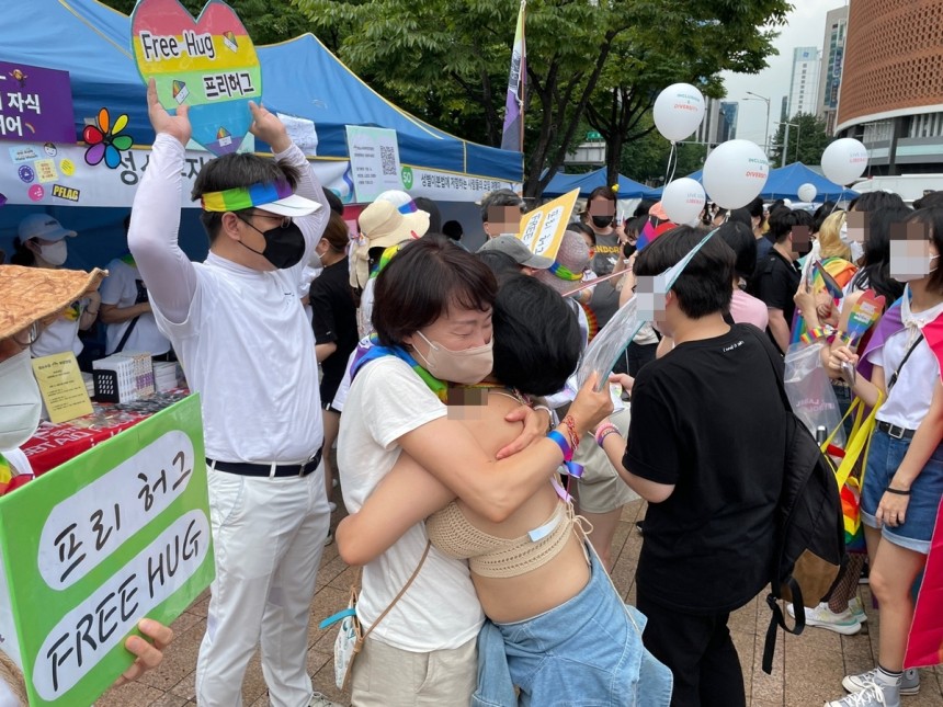 퀴어퍼레이드에서 참가자 포옹하는 오은지씨
[성소수자부모모임 제공. 재판매 및 DB 금지]
