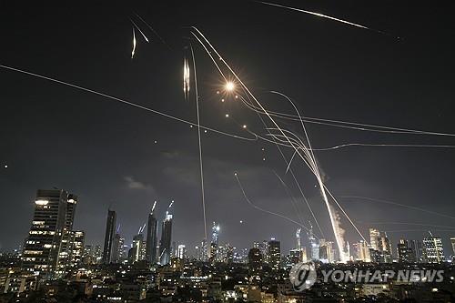 이스라엘 텔아비브 상공의 방공망 아이언돔 가동
[AP 연합뉴스 재판매 및 DB금지]