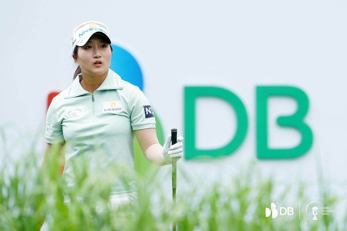 KLPGA 장타여왕 이동은, <b>한국여자오픈</b> 3R <b>공동 선두</b>