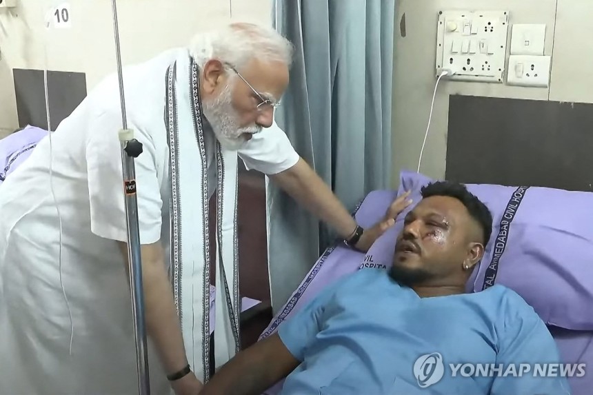 에어인디아 추락기 생존자 만나는 모디 총리
나렌드라 모디 인도 총리(왼쪽)가 13일 아메다바드의 한 병원에서 에어인디아 추락 사고기 탑승자 중 유일한 생존자인 비슈와시 쿠마르 라메시와 만나고 있다.
[AFP 연합뉴스