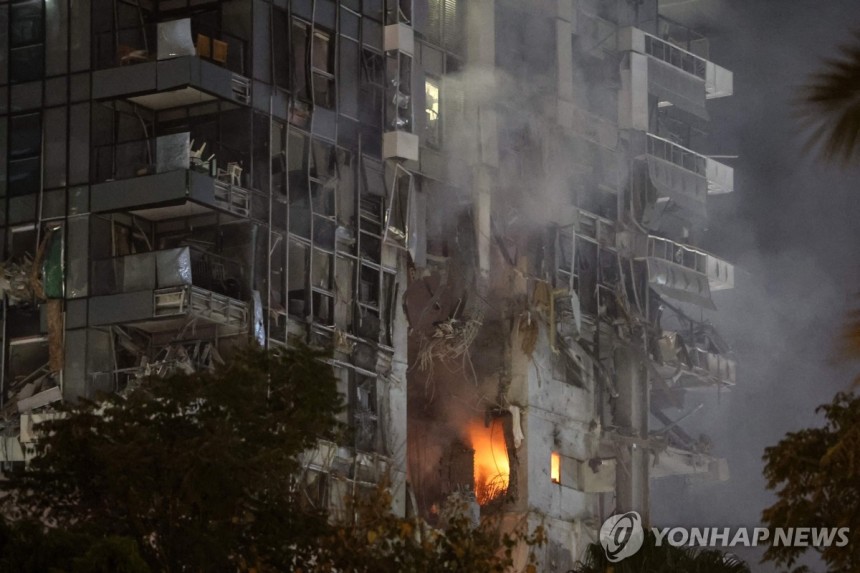 건물 피해
(텔아비브 AFP=연합뉴스) 13일(현지시간) 밤 이스라엘 중심도시 텔아비브의 한 건물이 이란 미사일에 맞아 불이 났다. photo@yna.co.kr