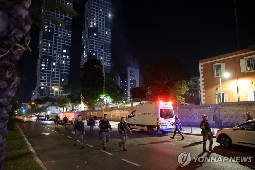이란 공습 대응
(텔아비브 AFP=연합뉴스) 13일(현지시간) 밤 이스라엘 중심도시 텔아비브에 이스라엘 군인들이 집결해 있다. photo@yna.co.kr