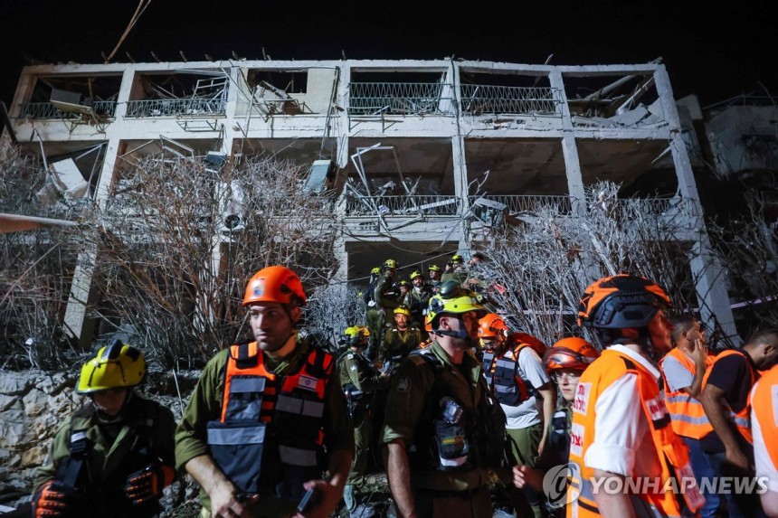 이란 미사일 공격 받은 텔아비브 건물
(텔아비브 AFP=연합뉴스) 13일(현지시간) 밤 이란 미사일 공격에 무너진 텔아비브의 한 아파트 건물. 2025.06.14