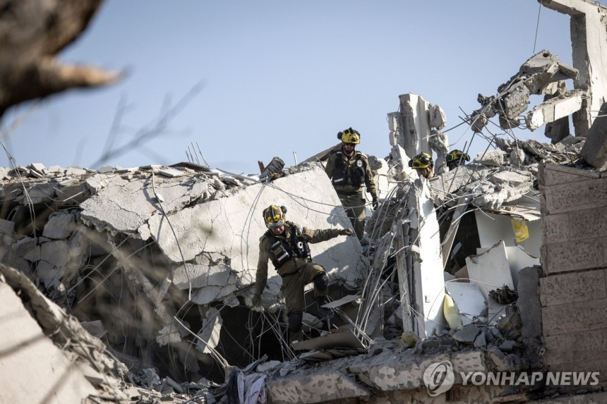 14일(현지시간) 이스라엘 텔아비브의 이란 공습 피해 현장
[AFP 연합뉴스 자료사진. 재판매 및 DB 금지]